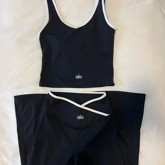 ALO Yoga Black and White Crop Top - Picture 1 of 4